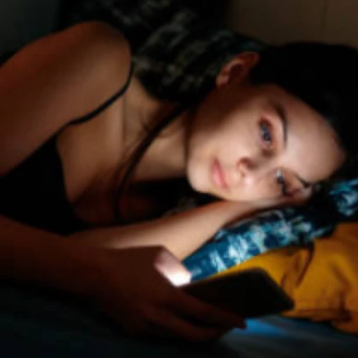 Dormir con el teléfono impide el cerebro se regenere y afecta el sueño reparador